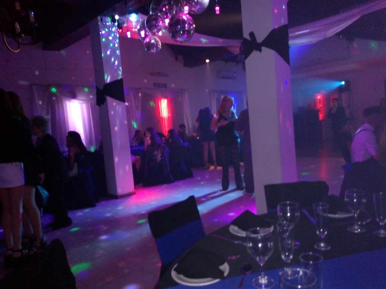 Pista de baile iluminada en Recepciones Aliken
