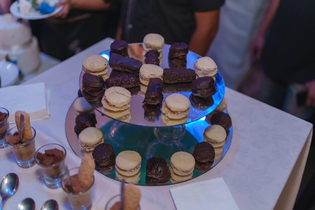 Mesa de postres gourmet en un evento de Recepciones Aliken